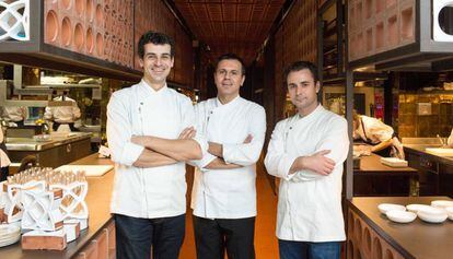Els tres cuiners del restaurant guardonat amb el premi Miele.