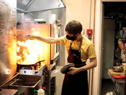 El cocinero Germán Bernardo, el día 16 en su cocina de Yeca Estrit Fud, en Lavapiés.