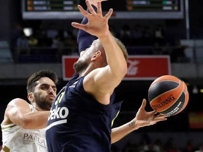 Campazzo lanza un pase ante Stimac