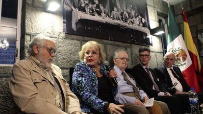 De izquierda a derecha  Arturo Ripstein, Silvia Pinal, Jos&eacute; de la Colina, Alberto Gironella y el sacerdote Juli&aacute;n Pablo.