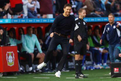 Xabi Alonso celebra un gol durante un partido del Bayer Leverkusen.