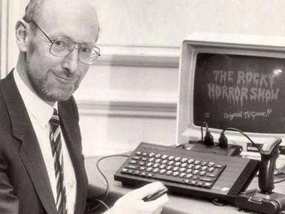 Sir Clive Sinclair posa junto a un ZX Spectrum 128K.