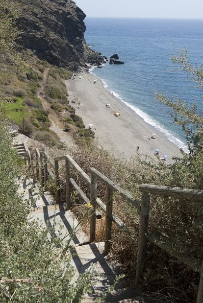 La playa de la Joya, en Motril (Granada), y su escalera de acceso.