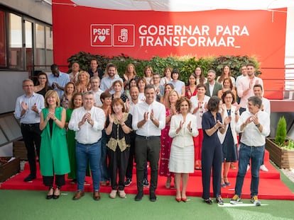 En el centro, el presidente del Gobierno, Pedro Sánchez, posa para la foto de familia durante el Comité Federal extraordinario del PSOE que se celebra este sábado en la sede del partido.