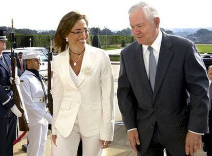 Carme Chacón es recibida por el secretario de Defensa de Estados Unidos Robert Gates a su llegada al Pentágono.