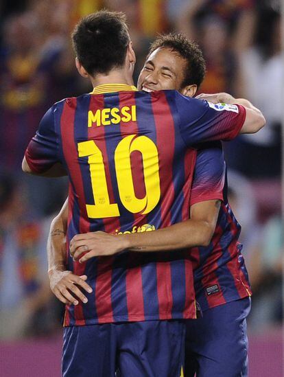Neymar celebra su primer gol con Messi.