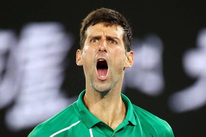 Djokovic celebra un punto durante la semifiinal contra Federer en Melbourne.