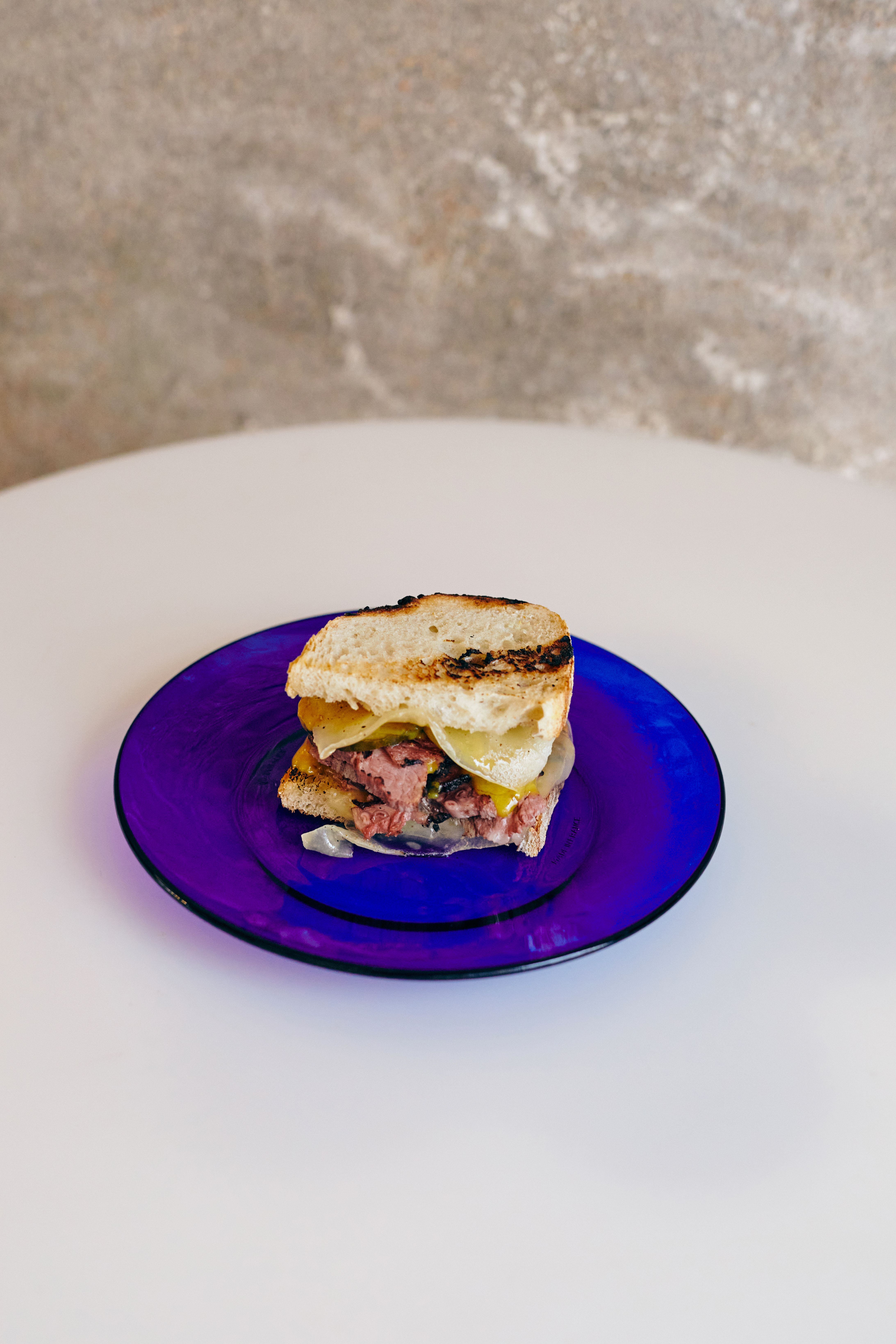 El mini de pastrami lleva mostaza de sirope de arce y queso de tetilla, que aporta el toque ahumado.