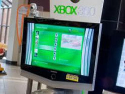 Un usuario juega con la Xbox 360.