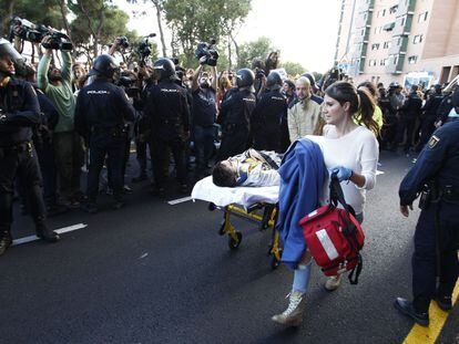 Dos heridos tras el sacrificio del perro. Decenas de defensores de los derechos de los animales tratan de evitar la muerte de Excalibur, sacrificado esta tarde en la casa de Teresa Romero en Alcorcón (Madrid)