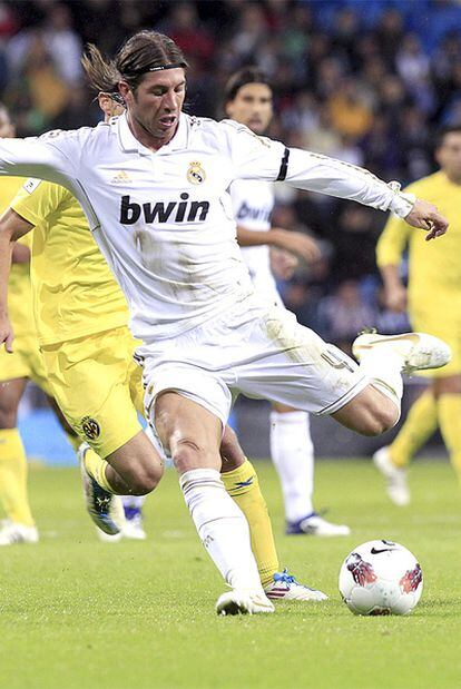 Sergio Ramos golpea el balón durante el encuentro ante el Villarreal.