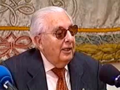 El historiador Miguel Cruz Hernández. Captura de vídeo de un ciclo en la Universidad de Granada, Facultad de Filosofía y Letras, 2000.