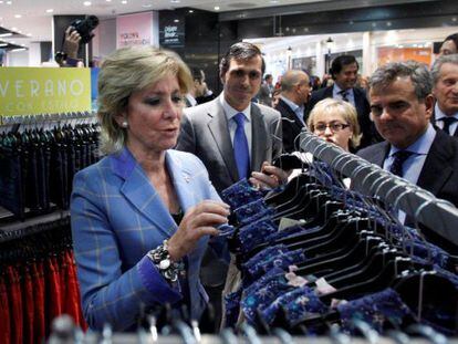 La presidenta regional, Esperanza Aguirre, ayer durante la inauguración del centro comercial Gran Plaza 2, en Majadahonda.