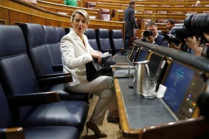 La  vicepresidenta segunda, Yolanda Díaz, llega a su escaño en el Congreso de los Diputados. 