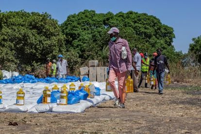 Reparto de ayuda alimentaria del Programa Mundial de Alimentos a los desplazados del conflicto de Cabo Delgado, en Pemba, el pasado 25 de agosto.