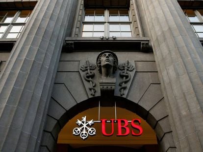 Fachada de la sede del banco suizo UBS en Zurich.