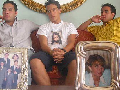 Los hermanos Lozada Polanco, junto a una fotografía de la familia y otra de su madre, secuestrada.