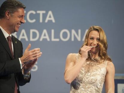 Mireia Belmonte, con el alcalde Garcia Albiol.