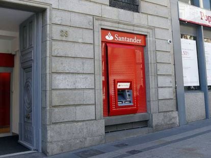Una oficina de Banco Santander junto a otra de Banco Popular.