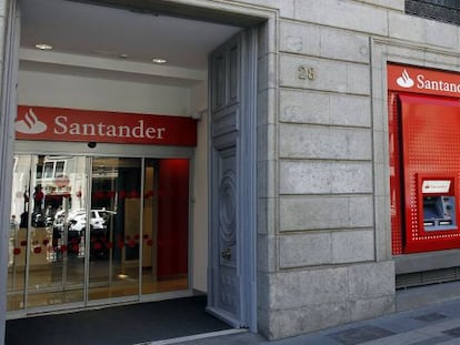 Una oficina de Banco Santander junto a otra de Banco Popular.