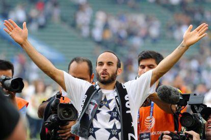 Landon Donovan saluda al p&uacute;blico en el estadio de los Galaxy tras ganar liga MLS, el domingo.