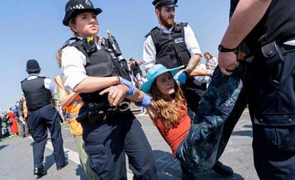 Detención de una participante en el bloqueo del puente Waterloo, el domingo.