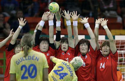La sueca Nathalie Hagma (centro) ejecuta un golpe franco ante las jugadoras coreanas durante el partido de la fase de grupos de balonmano entre Suecia y Corea del Sur, en Río de Janeiro.
