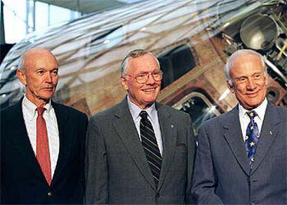 Neil Armstrong , Edwin "Buzz" Aldrin Y Michael Collins posan frente al <i>Columbia</i> en 1999 cuando el Gobierno estadounidense les condecoró por su azaña. La proeza que protagonizaron necesitó 10 años de preparación, el trabajo de 350.000 personas y 24.000 millones de dólares.