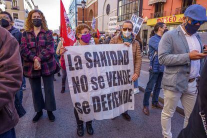 dos manifestantes sostienen una pancarta en una protesta en defensa de la sanidad pública en diciembre de 2021.