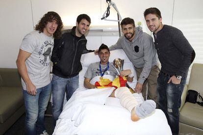 Puyol, Cesc, Piqué y Fontàs, durante su visita a Villa, al que llevaron la Copa del Mundial de Clubes.