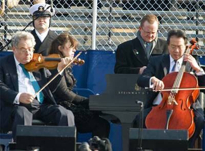 De izquierda a derecha, Isaac Perlman, Gabriela Montero y Yo-Yo Ma, en su actuación en la jura de Obama.
