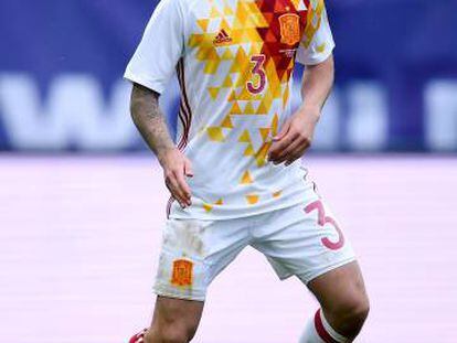 Bellerín, con el balón en el duelo ante Bosnia.