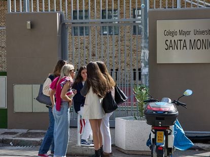 Varias alumnas en la puerta del colegio mayor Santa Mónica, al que se dirigieron los gritos machistas de los estudiantes del Elías Ahúja.