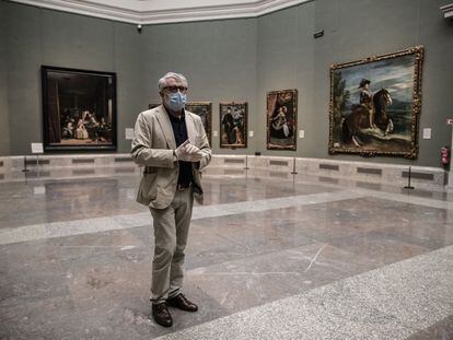 Miguel Falomir, director del Museo del Prado, en la sala de 'Las meninas', que se ha enriquecido con 'Las hilanderas', 'Los borrachos' y cinco bufones velazqueños dispuestos a la manera de un retablo.