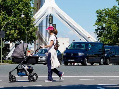 Una madre pasea a su hijo en Sevilla durante el 46 día del estado de alarma.