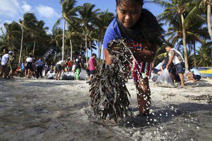 Personas voluntarias participan en la limpieza de la playa de Bulabog, el 26 de abril de 2018.