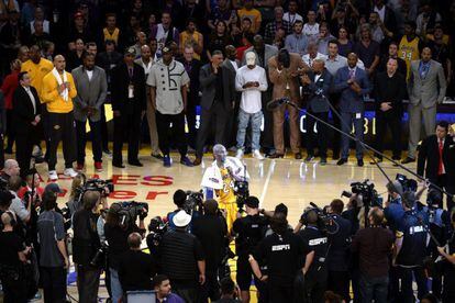 El jugador de los Angeles Lakers Kobe Bryant se despide de sus aficionados tras el partido que enfrentó a los Angeles Lakers contra los Utah Jazz en el Staples Center en Los Ángeles (Estados Unidos) ayer, 13 de abril de 2016. Kobe Bryant firmó una última gesta con 60 puntos en la noche de su adiós definitivo.