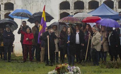 Familiares de las víctimas, en la apertura de la fosa Pico Reja de Sevilla. 