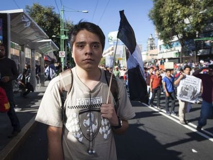 Carlos,14 años: "Estoy aquí para luchar por un mejor país, para que aparezcan los 43 estudiantes de Ayotzinapa, porque no son solo 43 sino miles de estudiantes que han desaparecido durante años".
