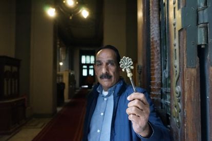 Raouf Fouad sostiene la llave de la Sinagoga de Sha'ar Hashamayim, o la Sinagoga de la calle Adly, en el centro de El Cairo, Egipto.