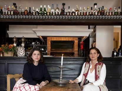 Mafalda Muñoz y Samantha Vallejo-Nágera (derecha), sentadas frente a la barra de Casa Taberna, en Pedraza (Segovia).