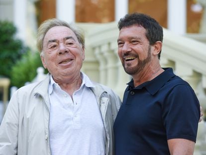 El compositor Andrew Lloyd Webber y el actor Antonio Banderas, este lunes por la mañana en el jardín del hotel Ritz de Madrid.