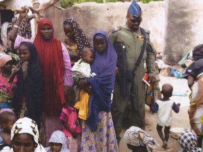 Un soldado con mujeres y ni&ntilde;os liberados de Boko Haram. 