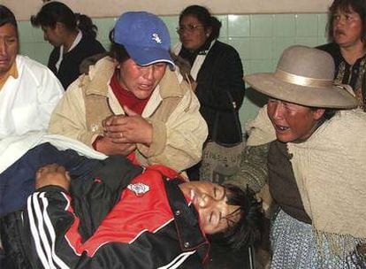 Familiares lloran junto al cadáver de uno de los dos mineros bolivianos muertos en enfrentamientos con la policía.