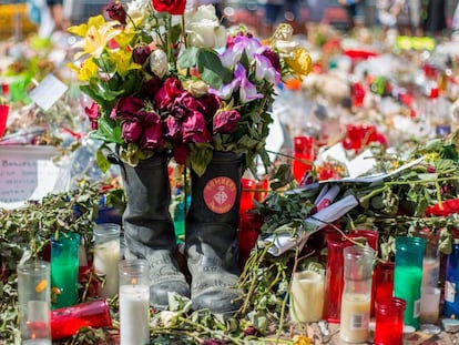 Dues botes dels Bombers de Barcelona en un dels memorials.