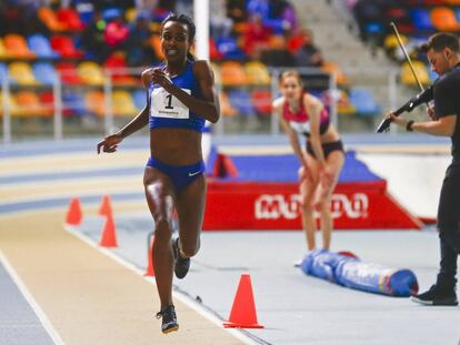 Genzebe Dibaba, el pasado d&iacute;a 7 en Sabadell, batiendo el r&eacute;cord de los 2.000m.