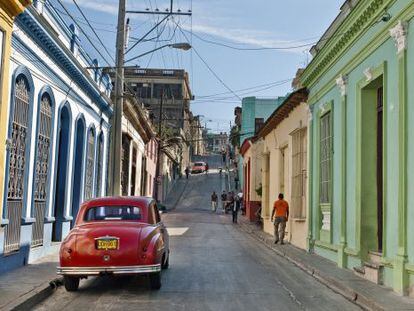 Un autom&oacute;vil en una de las calles del casco viejo de Santiago de Cuba.  