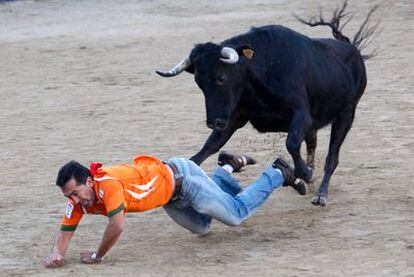 Un hombre tropieza en la plaza de toros de San Sebastian de Los Reyes durante sus fiestas