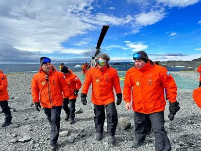 El presidente Javier Milei y el Ministro de Defensa, Luis Petri en la Base Esperanza, Antártica, este 6 de enero.