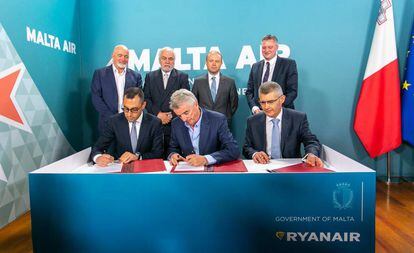 (De izq. a dcha.) El ministro de Turismo de Malta, Ronald Mizzi, el CEO de Ryanair, Michael O'Leary, y Paul Bugeja, de Malta Air, durante la firma del acuerdo de compra-venta.